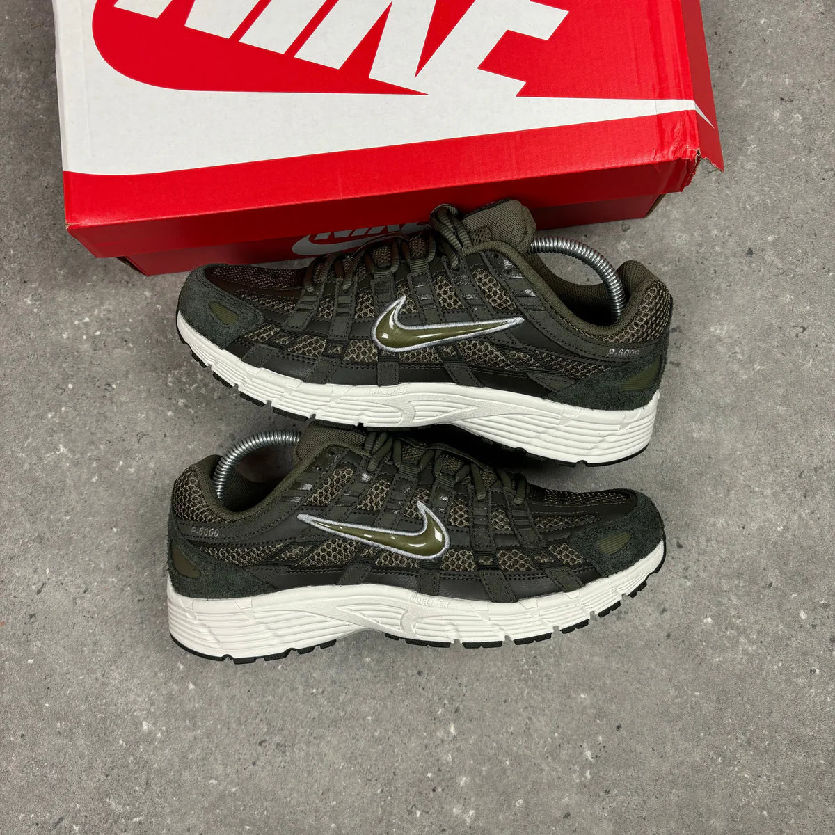NIKE P-6000 - OLIVE PHANTOM